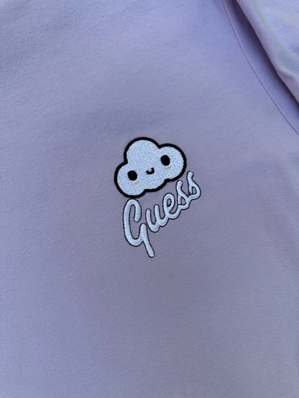 Guess Men’s Lilac Short-Sleeve Logo Tee - Picture 3 of 5
